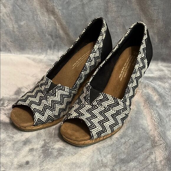 TOMS Women's Black/White Aztec Cork Wedges - Picture 1 of 10